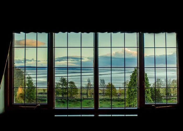 فندق وسبا نيذر وود